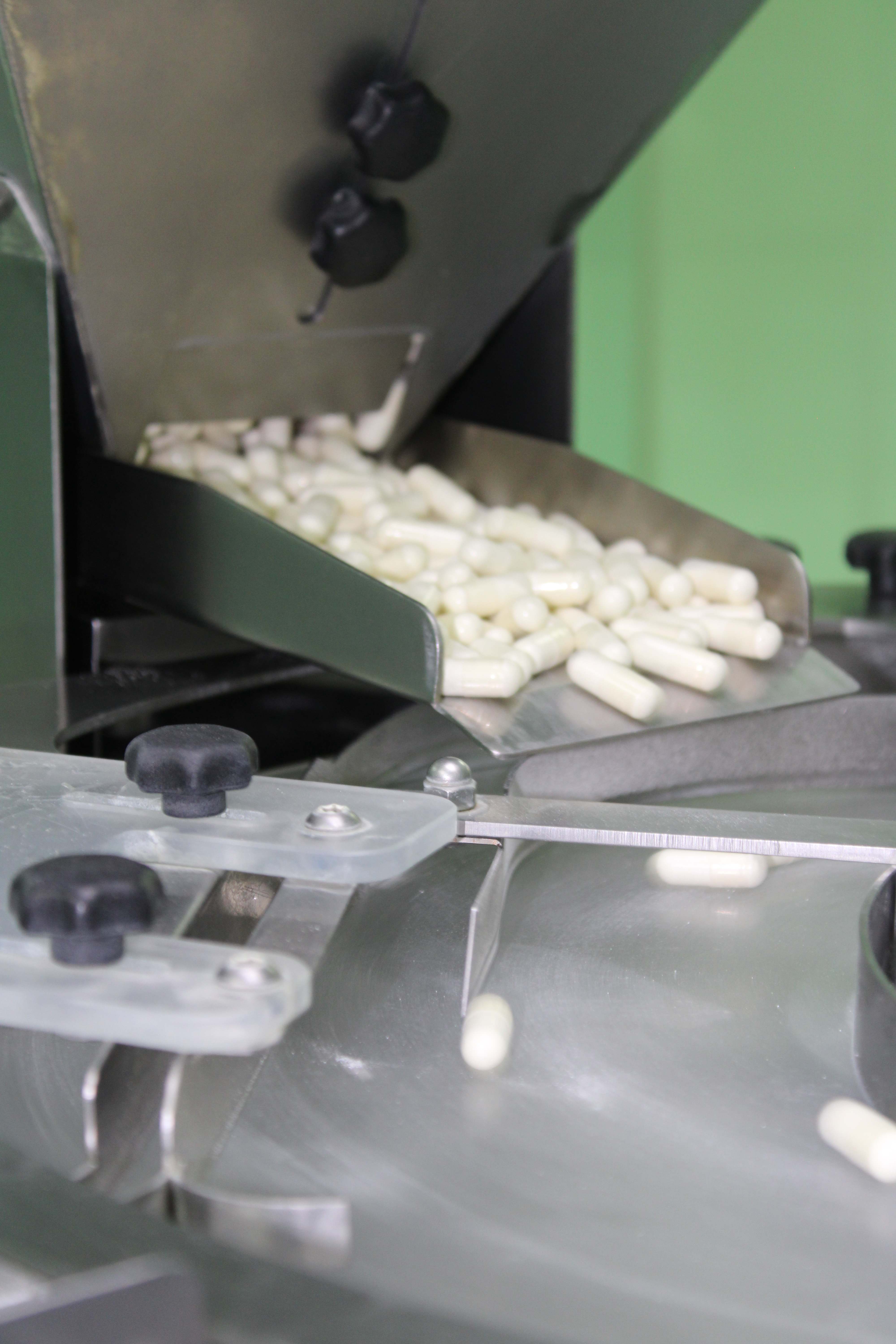 Detalle de cápsulas en proceso - Alta precisión en cada unidad