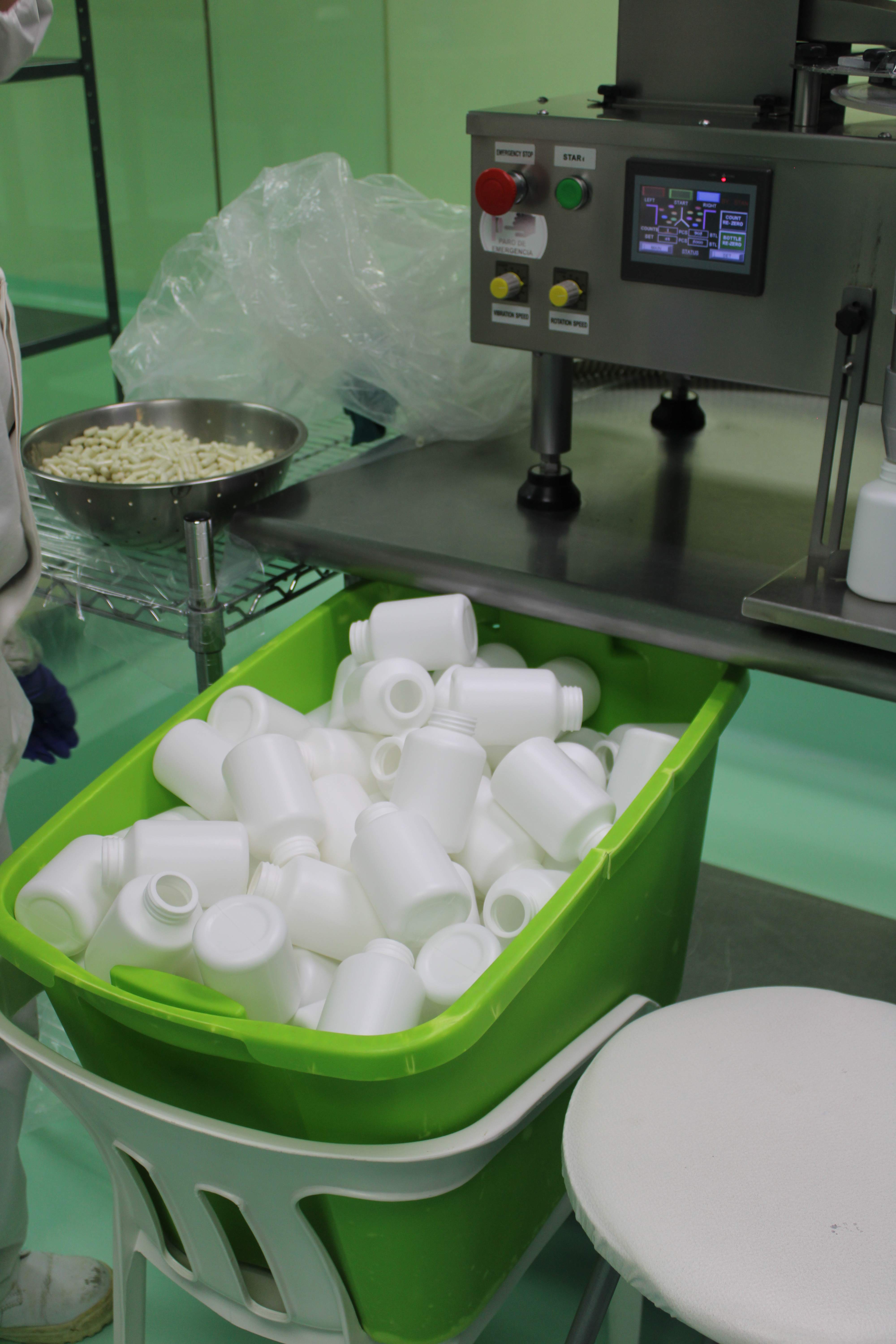 Alta capacidad de producción - Frascos en proceso de llenado